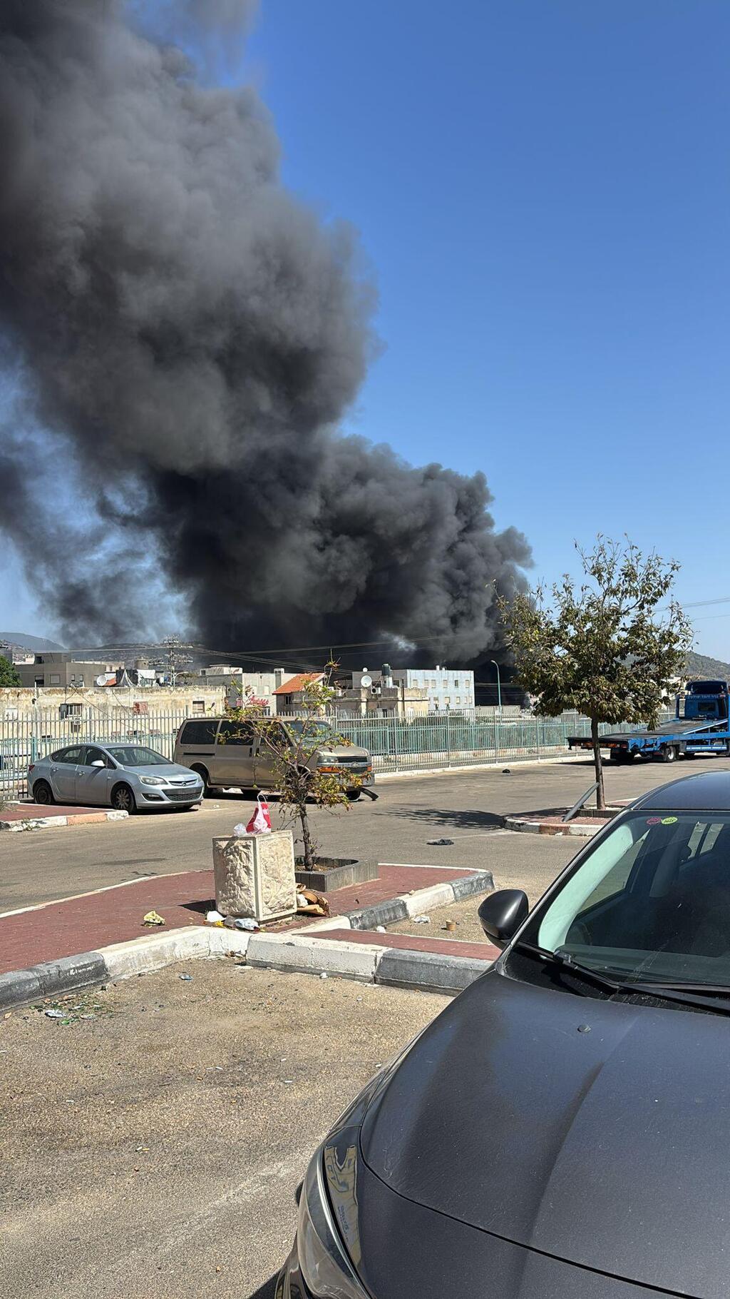 اندلاع حريق في متجر لسيارات الخردة بسخنين وتهديد لمنازل قريبة