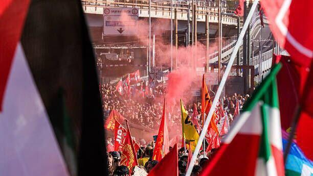 إضراب عام ومظاهرات حاشدة في إيطاليا دعماً لأسطول المساعدات إلى غزة