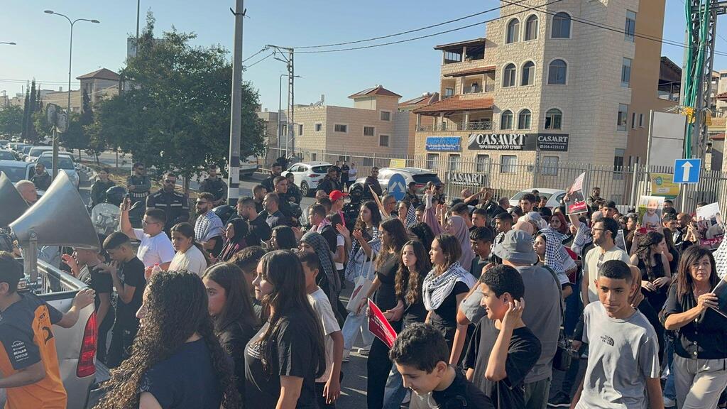 سخنين: انطلاق المسيرة المركزية في الذكرى الـ25 لهبّة القدس والأقصى وسط تشديدات أمنية (راديو الناس) سخنين: انطلاق المسيرة المركزية في الذكرى الـ25 لهبّة القدس والأقصى وسط تشديدات أمنية