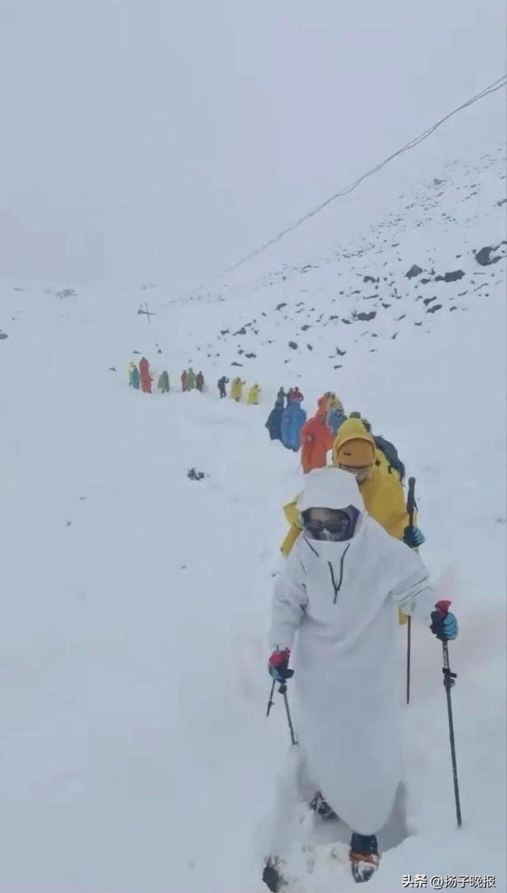 عاصفة ثلجية تعزل ألف متسلق على جبل إيفرست