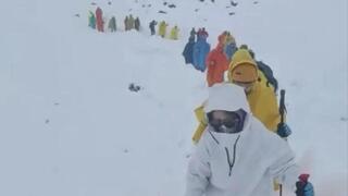 عاصفة ثلجية تعزل ألف متسلق على جبل إيفرست