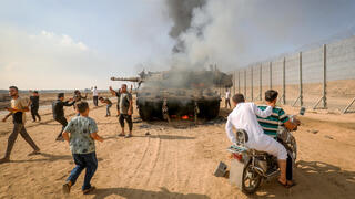 تفجّر أحداث 7 أكتوبر: مسلحو حماس يسيطرون على دبابة