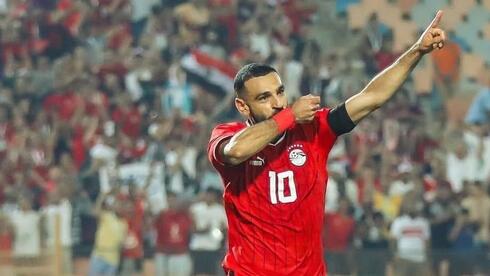 محمد صلاح بقميص المنتخب المصري