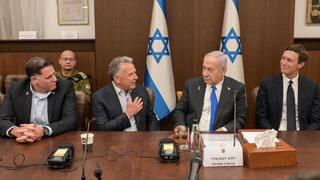 نتنياهو مع كوشنر وويتكوف في جلسة الحكومة