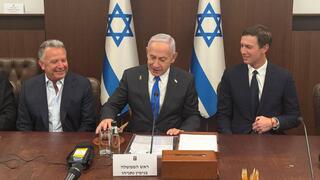 نتنياهو مع كوشنر وويتكوف في جلسة الحكومة