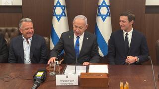 نتنياهو مع كوشنر وويتكوف في جلسة الحكومة