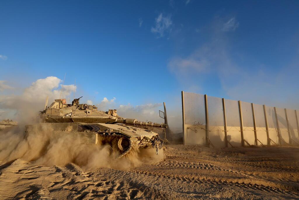 قوّاتُ الجيشِ الإسرائيليّ تنسحبُ من قطاعِ غزّة. (Flash90) قوّاتُ الجيشِ الإسرائيليّ تنسحبُ من قطاعِ غزّة.