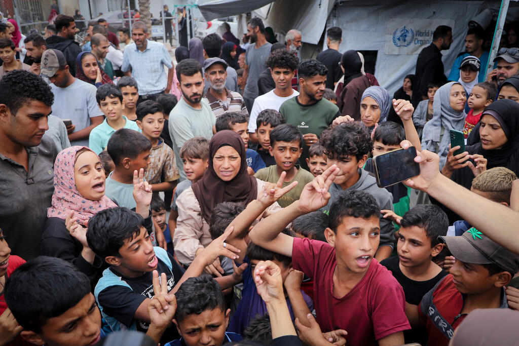 الاحتفالات في قطاع غزة بعد الإعلان عن التوصّل إلى اتفاقٍ لوقف إطلاق النار. (Flash90) الاحتفالات في قطاع غزة بعد الإعلان عن التوصّل إلى اتفاقٍ لوقف إطلاق النار.