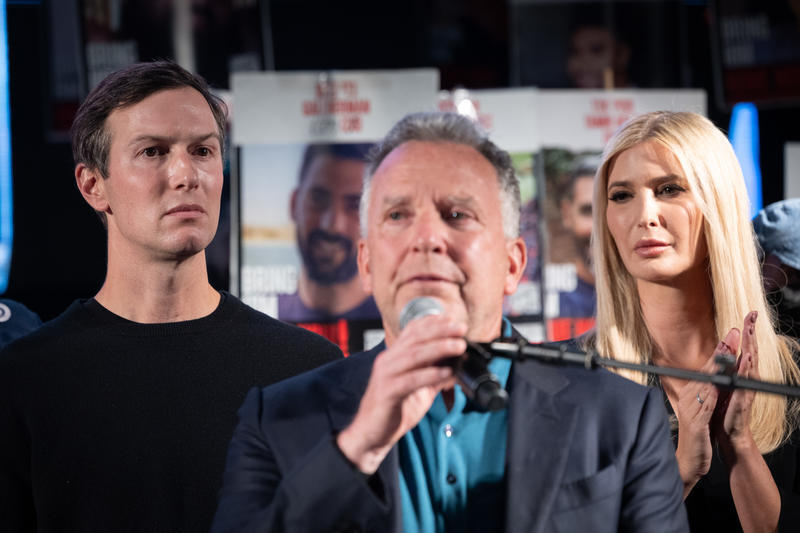 ويتكوف وكوشنر وايفانكا في ميدان المختطفين في تل أبيب (Chaim Goldberg/Flash90)  ويتكوف وكوشنر وايفانكا في ميدان المختطفين في تل أبيب