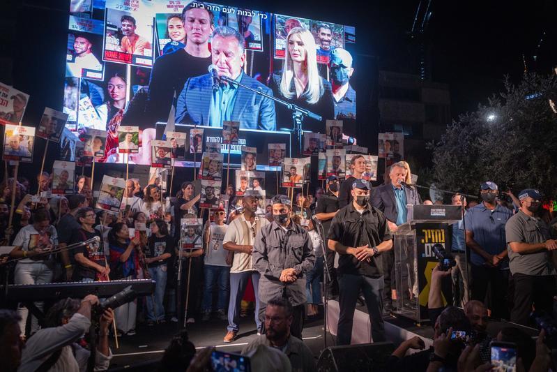 ويتكوف وكوشنر وايفانكا في ميدان المختطفين في تل أبيب (Chaim Goldberg/Flash90)  ويتكوف وكوشنر وايفانكا في ميدان المختطفين في تل أبيب