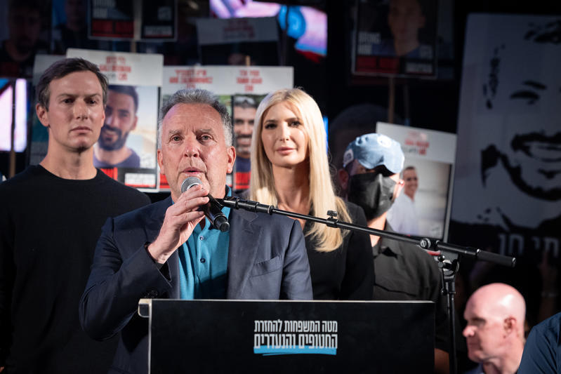 ويتكوف وكوشنر وايفانكا في ميدان المختطفين في تل أبيب (Chaim Goldberg/Flash90)  ويتكوف وكوشنر وايفانكا في ميدان المختطفين في تل أبيب