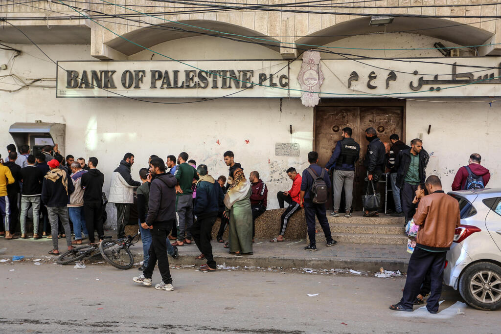 مصارف في غزة - صورة توضيحية (Flash90)  مصارف في غزة - صورة توضيحية