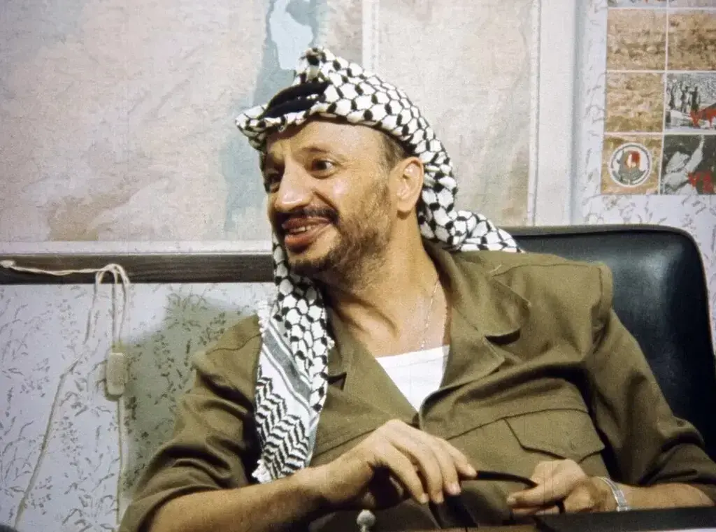 ياسر عرفات، رئيس منظمة التحرير الفلسطينية، كما ظهر في فيلم "إسرائيل فلسطين على التلفزيون السويدي (التلفزيون السويدي)  ياسر عرفات، رئيس منظمة التحرير الفلسطينية، كما ظهر في فيلم "إسرائيل فلسطين على التلفزيون السويدي