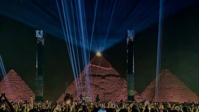 عرض عالمي عند الأهرامات يتحول لترند عالمي على المنصات