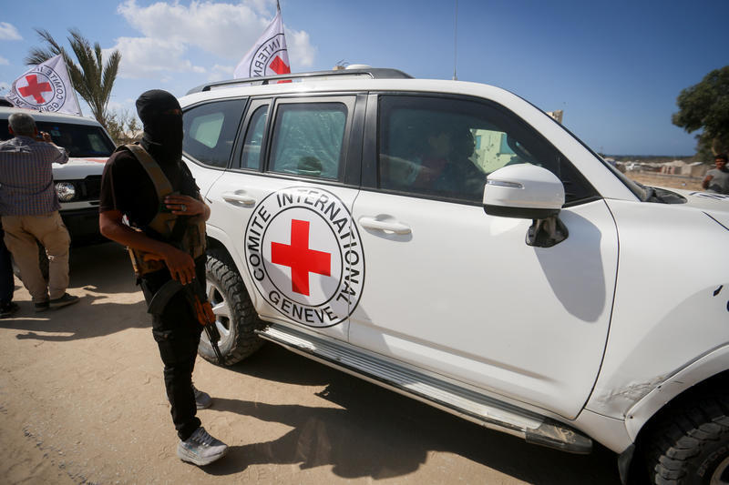 اللجنة الدولية للصليب الأحمر أثناء استلام الدفعة الثانية من المختطفين الإسرائيليين من منطقة المطاحن جنوب دير البلح في وسط قطاع غزة (FLASH90)  اللجنة الدولية للصليب الأحمر أثناء استلام الدفعة الثانية من المختطفين الإسرائيليين من منطقة المطاحن جنوب دير البلح في وسط قطاع غزة
