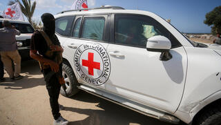 اللجنة الدولية للصليب الأحمر أثناء استلام الدفعة الثانية من المختطفين الإسرائيليين من منطقة المطاحن جنوب دير البلح في وسط قطاع غزة