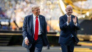 الرئيس ترامب رفقة ئيس الاتحاد الدولي لكرة القدم (فيفا)، جياني إنفانتينو