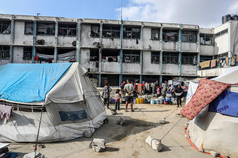 فلسطينيون يعيشون في مدرسة تابعة لوكالة الأونروا في خان يونس، جنوب قطاع غزة 