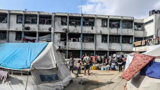 فلسطينيون يعيشون في مدرسة تابعة لوكالة الأونروا في خان يونس، جنوب قطاع غزة 