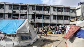 فلسطينيون يعيشون في مدرسة تابعة لوكالة الأونروا في خان يونس، جنوب قطاع غزة 