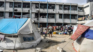 فلسطينيون يعيشون في مدرسة تابعة لوكالة الأونروا في خان يونس، جنوب قطاع غزة 