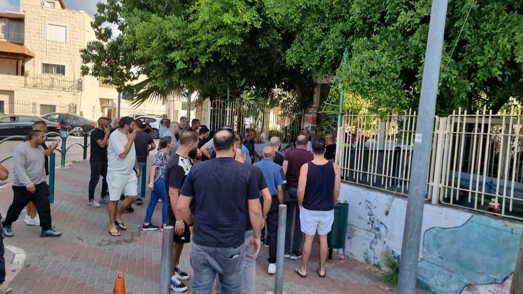 كفر ياسيف: إصابة حرجة لحارس مدرسة في الثلاثينيات بجريمة إطلاق نار