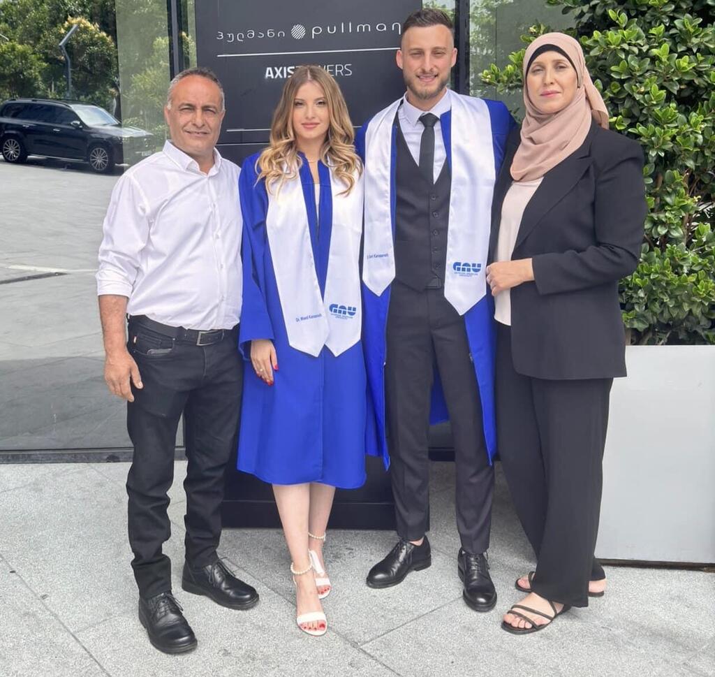 عرّابة تحتفل بإنجاز مشرّف: أربعة أشقاء - توأمان - يتخرّجون معًا في مجال الطب