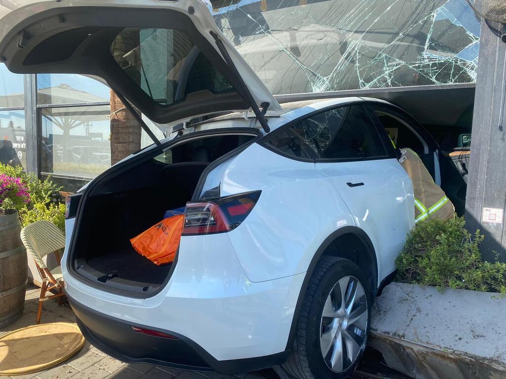 اصطدام سيارة في كفار سابا