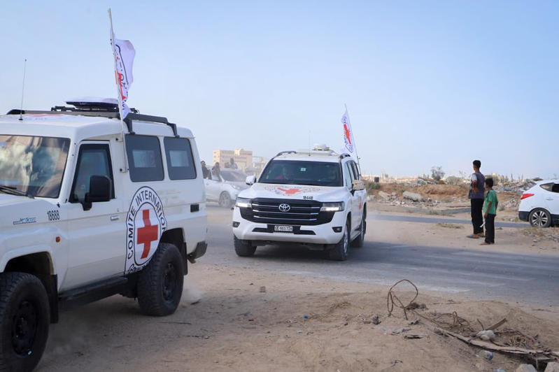 الصليب الأحمر في غزة أثناء علية تسليم