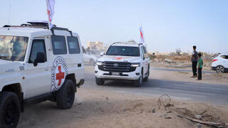 الصليب الأحمر في غزة أثناء علية تسليم