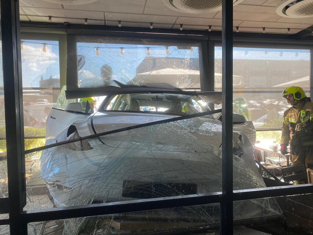 اصطدام سيارة في كفار سابا