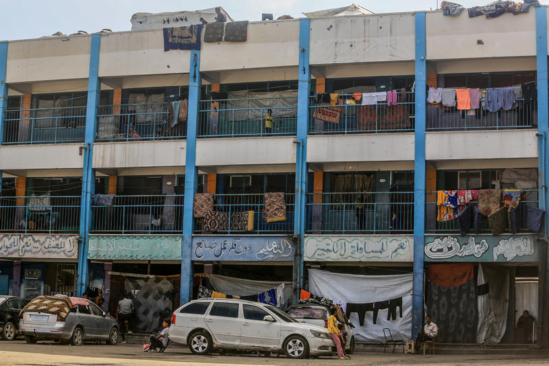 فلسطينيون يعيشون في مدرسة تابعة للأونروا في خان يونس، جنوب قطاع غزة 