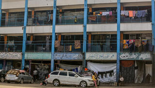 فلسطينيون يعيشون في مدرسة تابعة للأونروا في خان يونس، جنوب قطاع غزة 