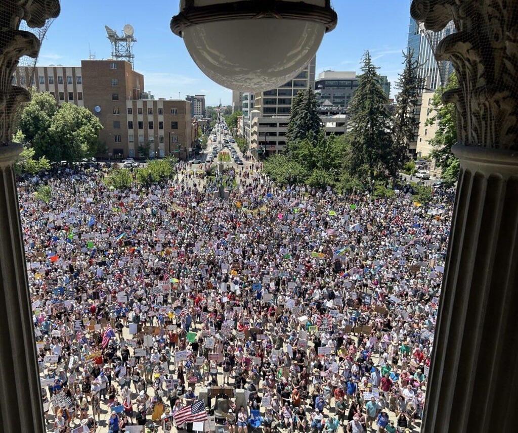 ملايين الأمريكيين يتظاهرون تحت شعار "لا ملوك" ضد ترامب (منصة x)  ملايين الأمريكيين يتظاهرون تحت شعار "لا ملوك" ضد ترامب