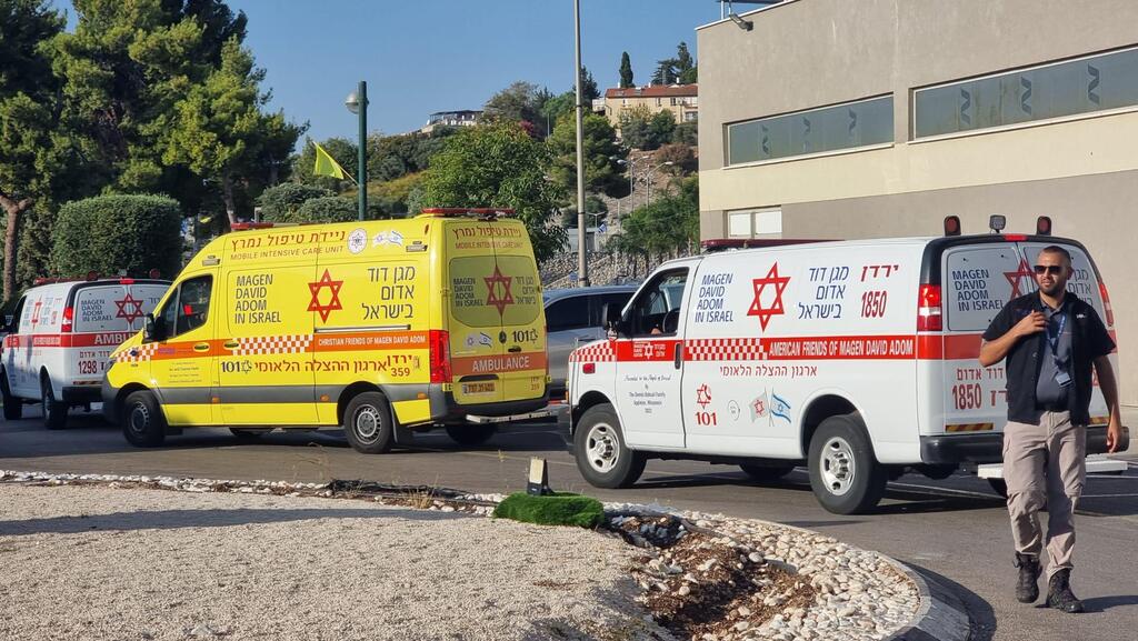 اسعاف أمام مستشفى زيف