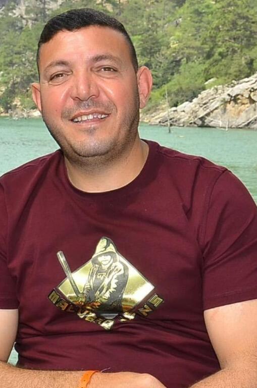 وفاة العامل حسني علي مراد (42 عامًا) (تُستخدم هذه الصورة بموجب البند 27 أ من قانون الحقوق الأدبية (2007)) وفاة العامل حسني علي مراد (42 عامًا)