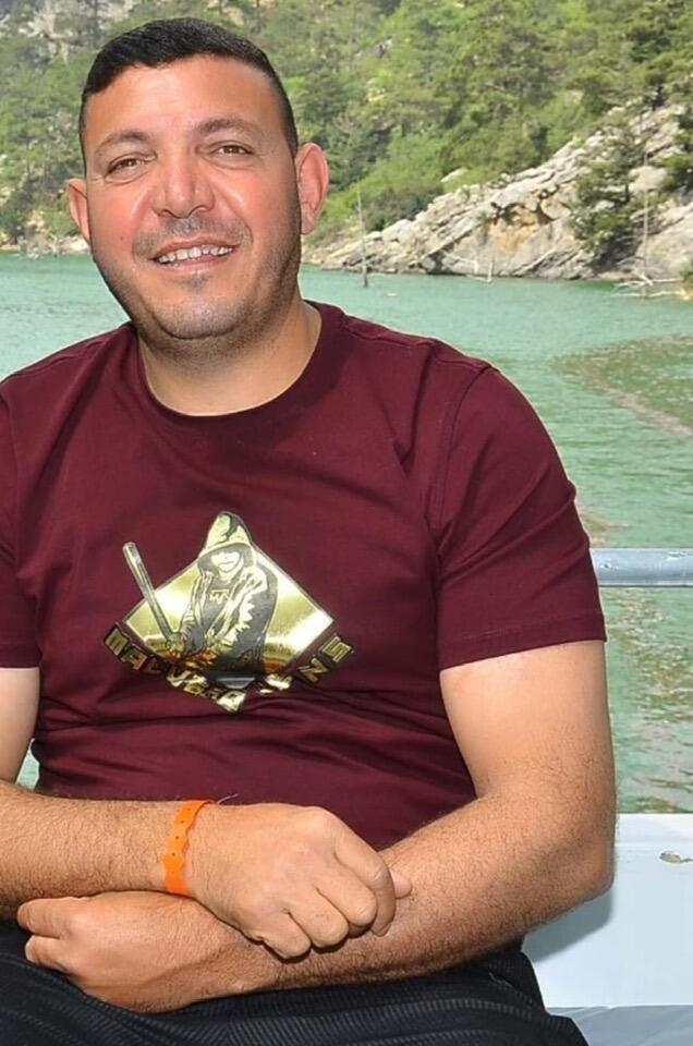 وفاة العامل حسني علي مراد (42 عامًا) (تُستخدم هذه الصورة بموجب البند 27 أ من قانون الحقوق الأدبية (2007))  وفاة العامل حسني علي مراد (42 عامًا)
