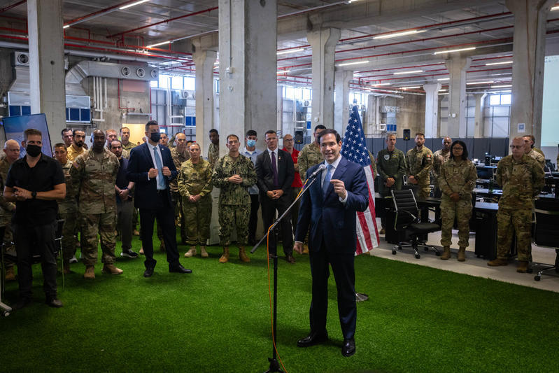زيارة وزير الخارجية الأمريكي ماركو روبيو في قاعدة عسكرية أمريكية في كريات جات (OLIVIER FITOUSSI/POOL - flash90)  زيارة وزير الخارجية الأمريكي ماركو روبيو في قاعدة عسكرية أمريكية في كريات جات