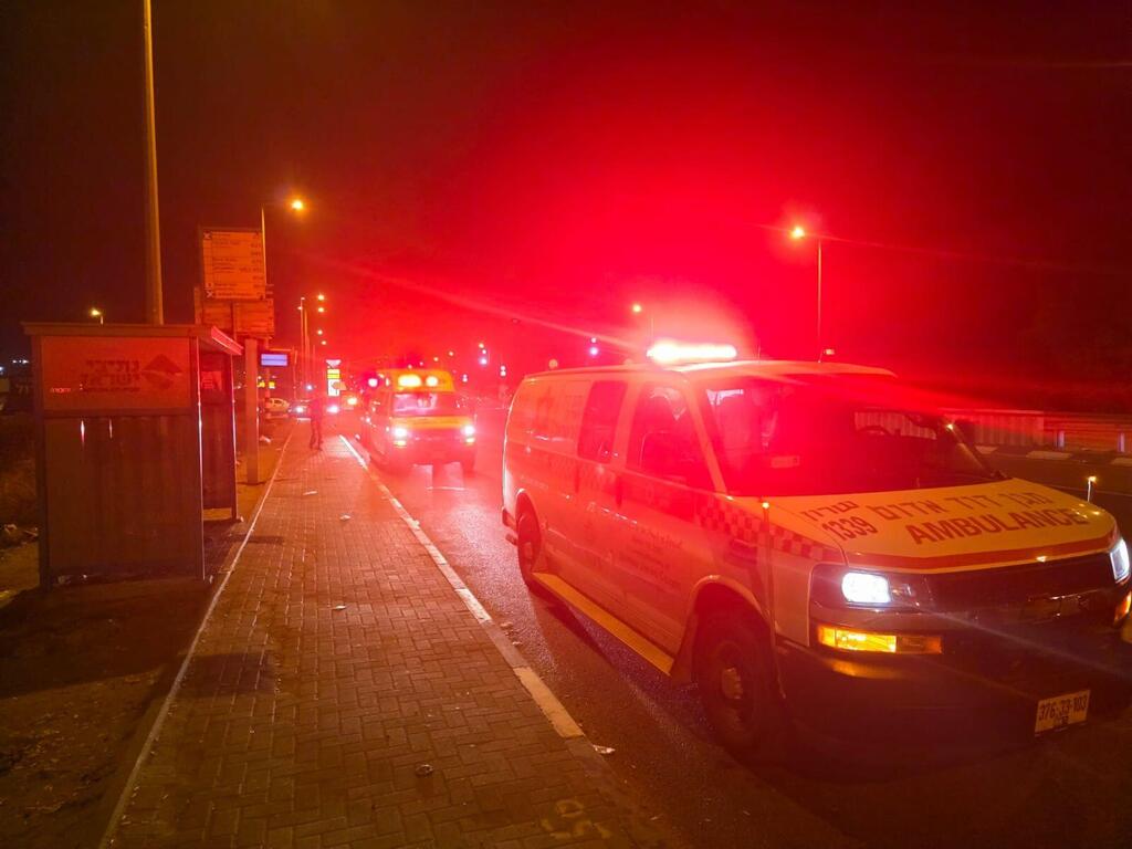 شابان في حالتين خطيرة ومتوسطة بجريمة إطلاق نار في عرعرة (تصوير: نجمة داود الحمراء)  شابان في حالتين خطيرة ومتوسطة بجريمة إطلاق نار في عرعرة