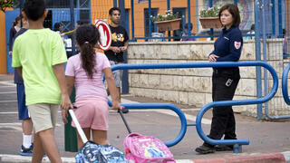 الشرطة تعتزم توسيع صلاحيات حراس الأمن في المدارس