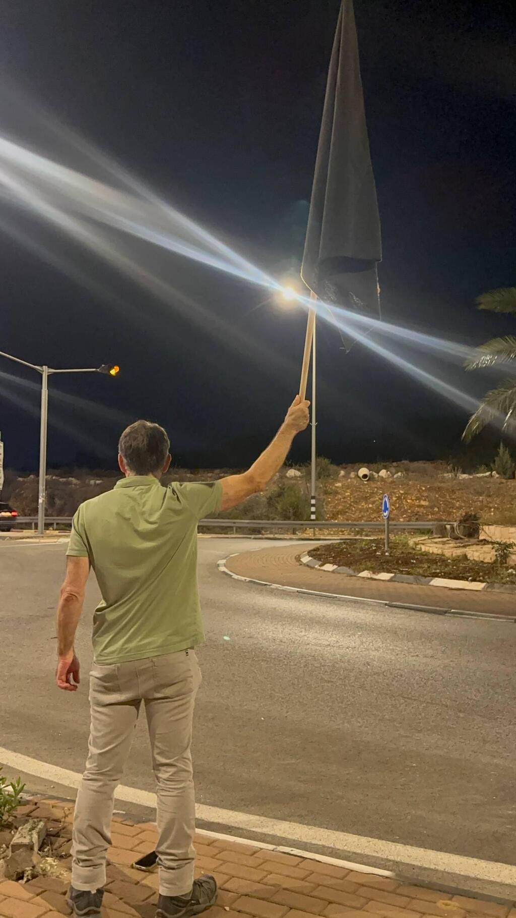 مواطن يتظاهر وحيدا قرب كوكب  (وفق البند 27 أ من قانون الحقوق الأدبية (2007))  مواطن يتظاهر وحيدا قرب كوكب