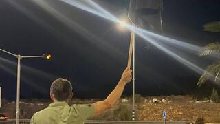 مواطن يتظاهر وحيدا قرب كوكب 