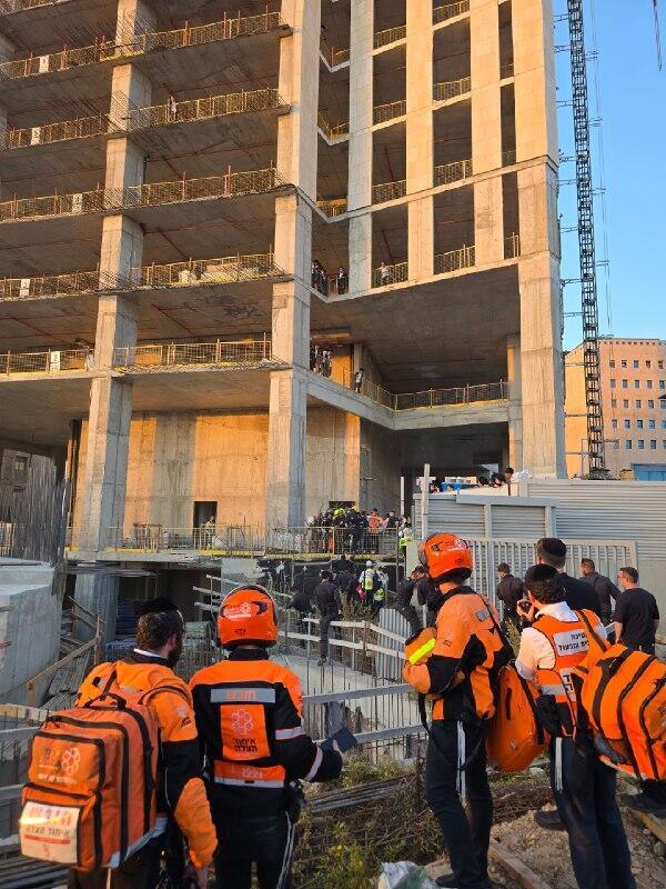 مصرع فتى اثر سقوطه من ارتفاع خلال تظاهرات في القدس (איחוד הצלה)  مصرع فتى اثر سقوطه من ارتفاع في القدس