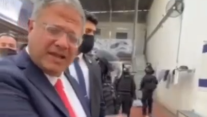 بن غفير في فيديو استعراضي خلف معتقلين فلسطنيين ويهدد بقانون الإعدام