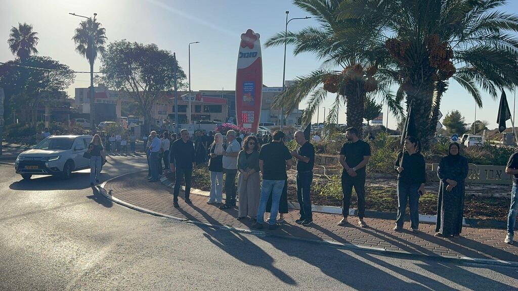 كوكب: وقفة احتجاجية وإغلاق الشارع الرئيسي احتجاجا على مقتل راسم نعامنة