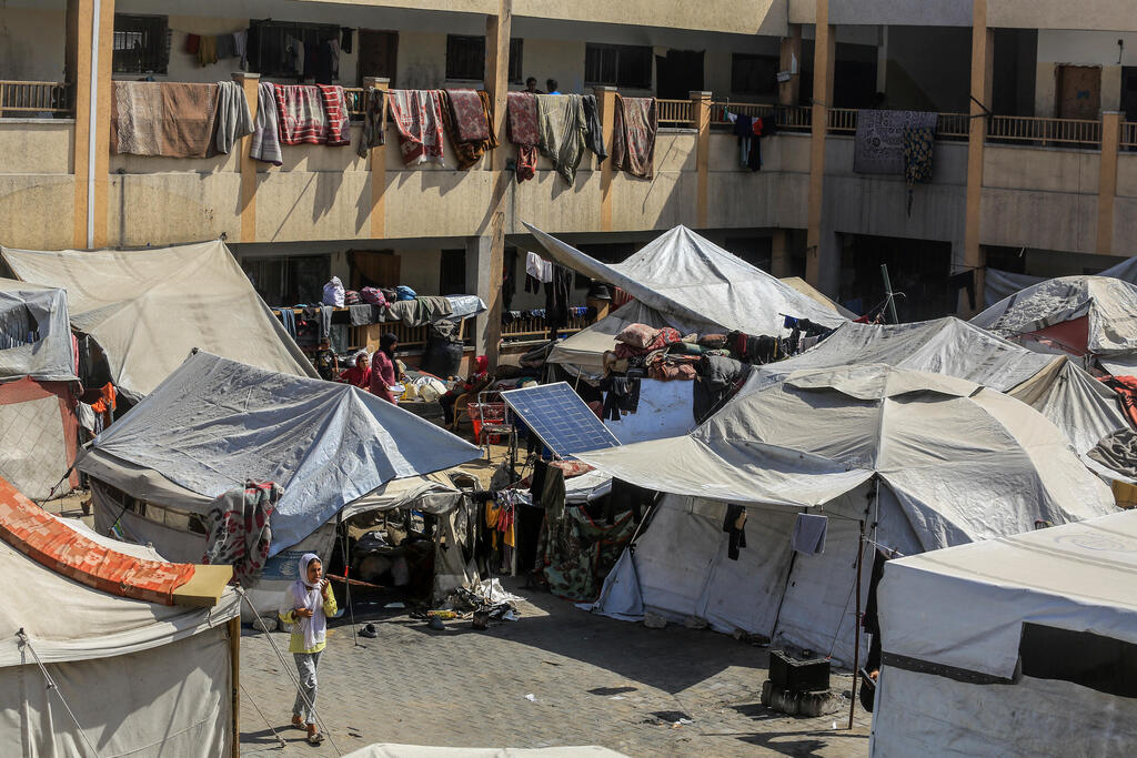 خيام النازحين داخل إحدى المدارس في غزة 