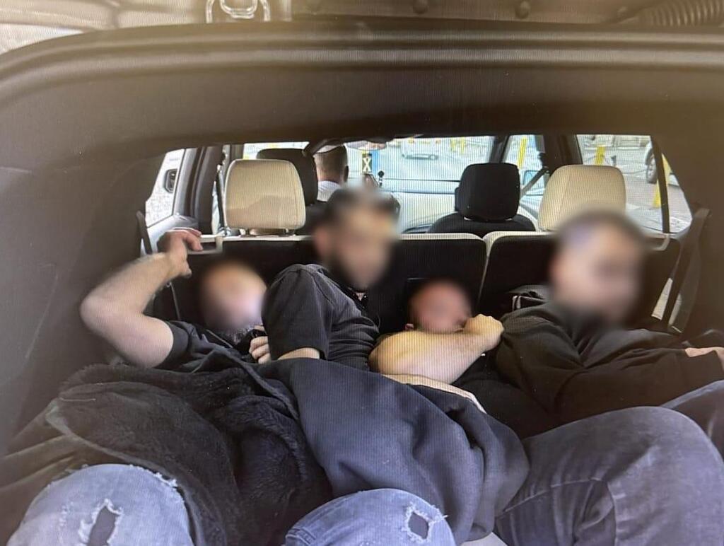 الشرطة الإسرائيلية تعتقل سائقين نقلا فلسطينيين دون تصاريح داخل سياراتهم مقابل المال (الشرطة) الشرطة الإسرائيلية تعتقل سائقين نقلا فلسطينيين دون تصاريح داخل سياراتهم مقابل المال