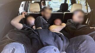 الشرطة الإسرائيلية تعتقل سائقين نقلا فلسطينيين دون تصاريح داخل سياراتهم مقابل المال