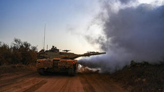 دبابة إسرائيلية على الحدود مع لبنان 