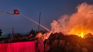 فرق الإطفاء تسيطر على حريق الخردة والمخازن في عرّابة